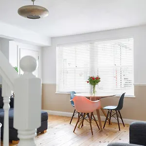 Beachfront Getaway 2-bedroom House With Free Private Parking & Patio , Brighton United Kingdom